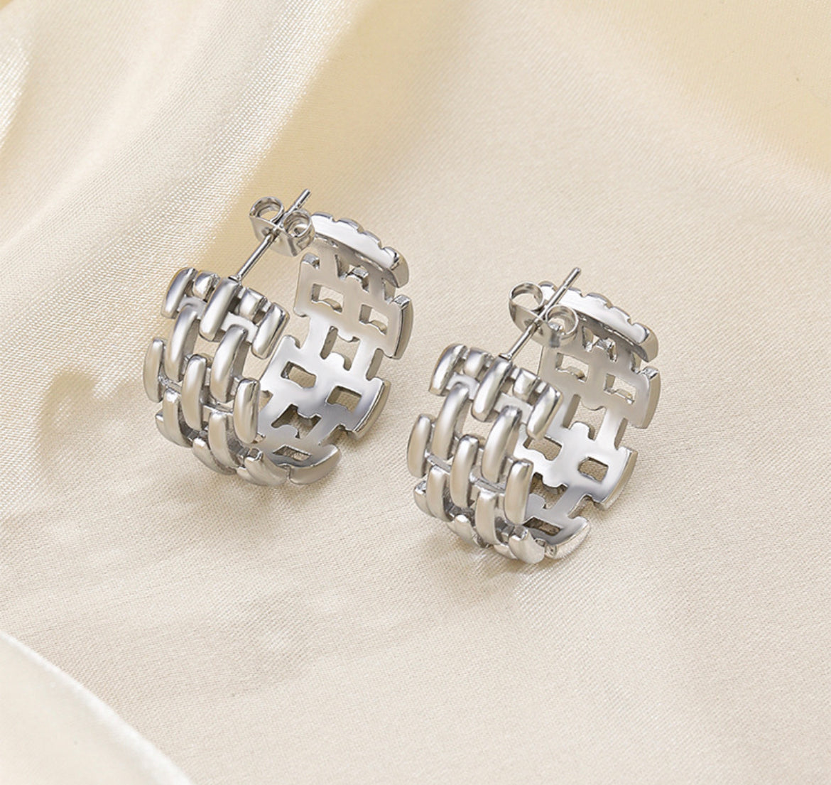 The Silver Lattice Hoops